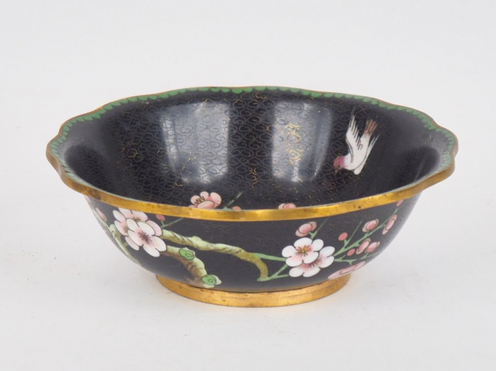 Chine, XXème. Coupe floriforme en émaux cloisonnés sur cuivre, décor d