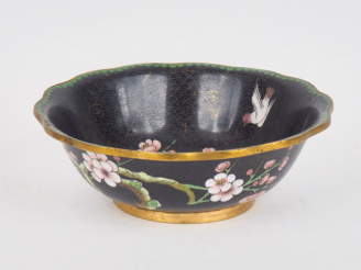 Vente aux enchères Chine, XXème. Coupe floriforme en émaux cloisonnés sur cuivre, décor d
