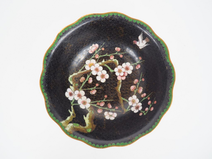 Chine, XXème. Coupe floriforme en émaux cloisonnés sur cuivre, décor d