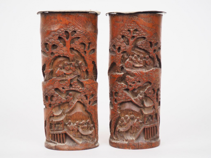 Chine vers 1900. Paire de vases en bambou sculpté de scènes de personn
