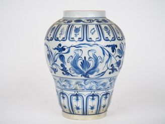 Vente aux enchères Chine XXème Vase en porcelaine bleu blanc à décor de fleurs et de rinc
