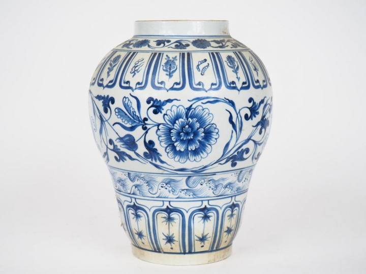 Chine XXème Vase en porcelaine bleu blanc à décor de fleurs et de rinc