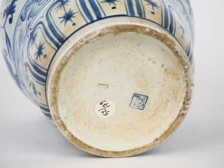 Chine XXème Vase en porcelaine bleu blanc à décor de fleurs et de rinc