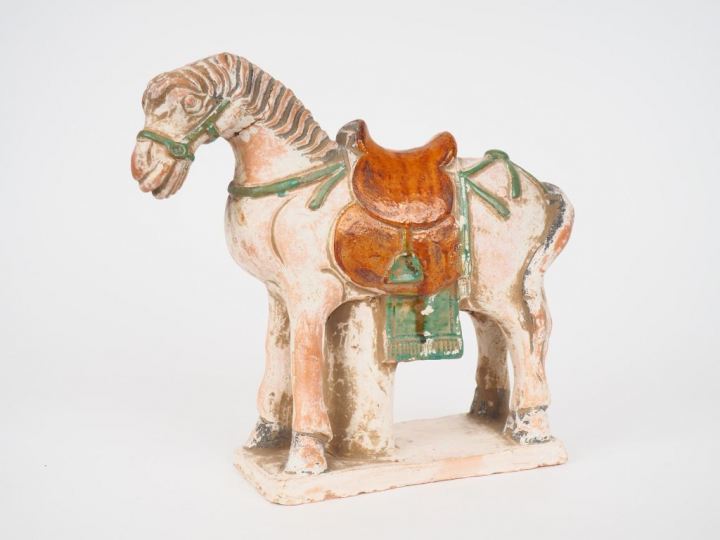 Chine XXème siècle.  Statuette figurant un cheval arnaché en terre cui