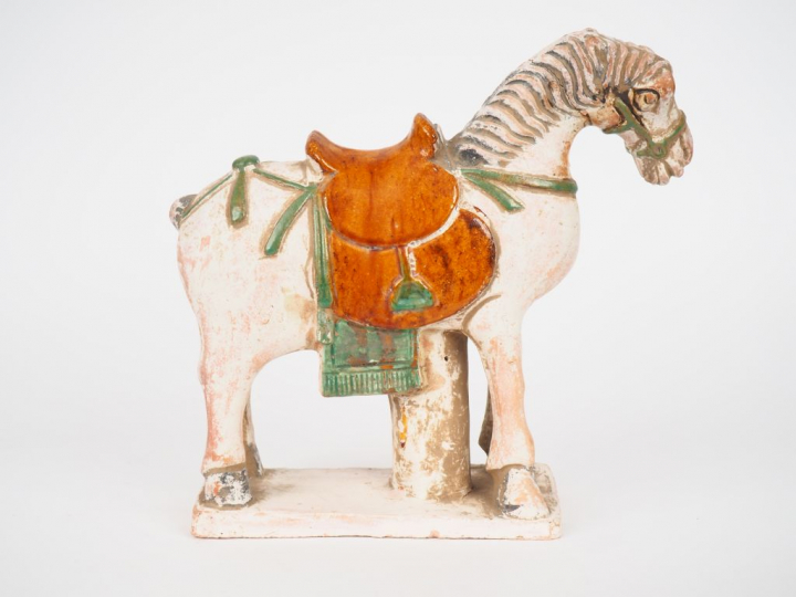 Chine XXème siècle.  Statuette figurant un cheval arnaché en terre cui