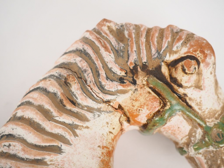 Chine XXème siècle.  Statuette figurant un cheval arnaché en terre cui