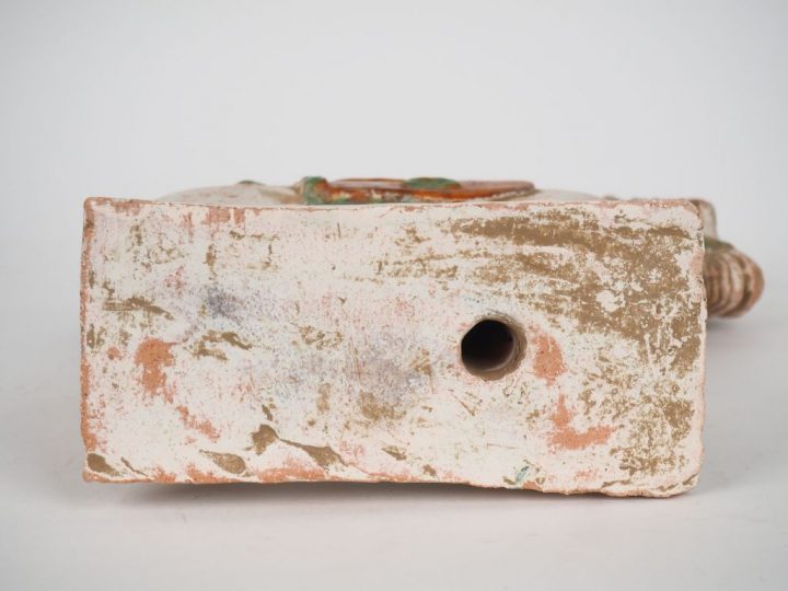 Chine XXème siècle.  Statuette figurant un cheval arnaché en terre cui