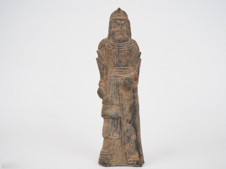 Vente aux enchères Chine XXème. Statuette de guerrier en terre cuite traces de polychromi