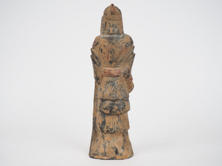 Chine XXème. Statuette de guerrier en terre cuite traces de polychromi