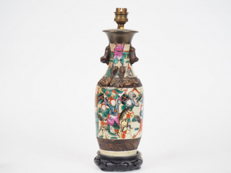Vente aux enchères NANKIN vers 1900.  Vase monté en lampe à décor de guerrier.  H. 24 cm