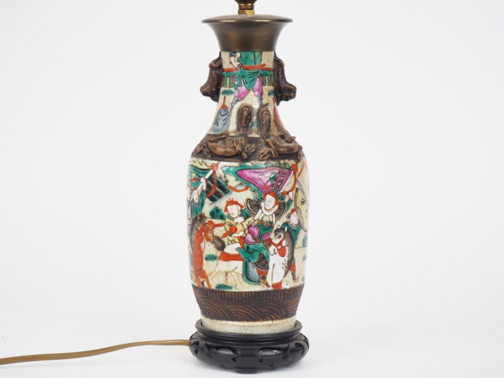 NANKIN vers 1900.  Vase monté en lampe à décor de guerrier.  H. 24 cm