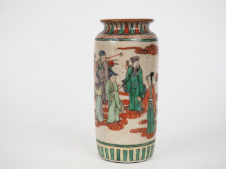 Vente aux enchères Chine vers 1920. Petit vase cylindrique en porcelaine de Nankin à déco