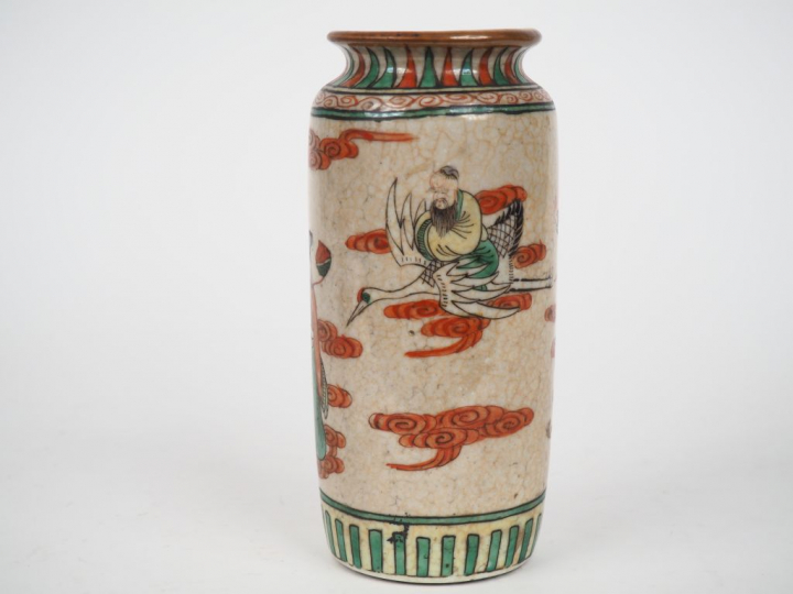 Chine vers 1920. Petit vase cylindrique en porcelaine de Nankin à déco