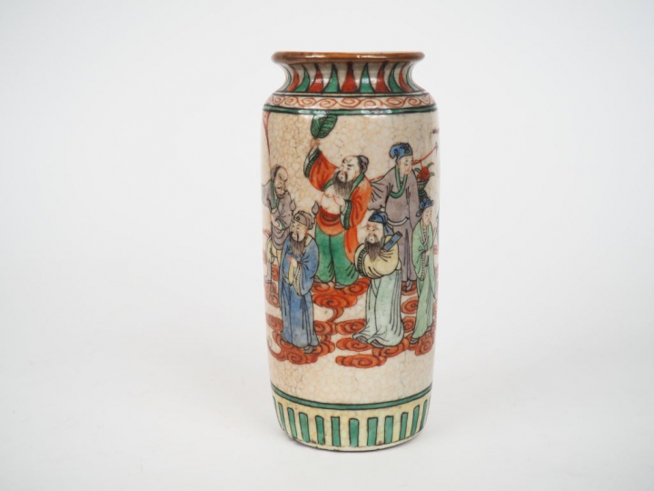 Chine vers 1920. Petit vase cylindrique en porcelaine de Nankin à déco