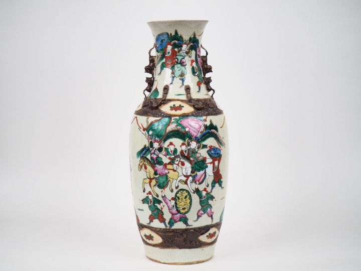 Chine, Nankin vers 1900 Important vase en porcelaine à décor polychrom