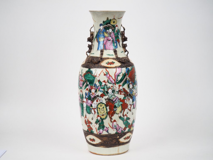 Chine, Nankin vers 1900 Important vase en porcelaine à décor polychrom