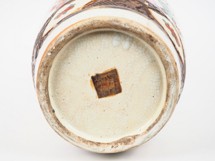 Chine, Nankin vers 1900 Important vase en porcelaine à décor polychrom