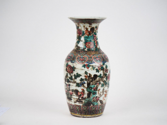 Vente aux enchères Chine, vers 1920.  Vase en porcelaine à décor polychrome de coqs.  (ra