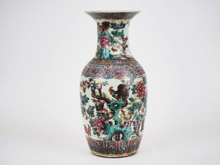 Chine, vers 1920.  Vase en porcelaine à décor polychrome de coqs.  (ra