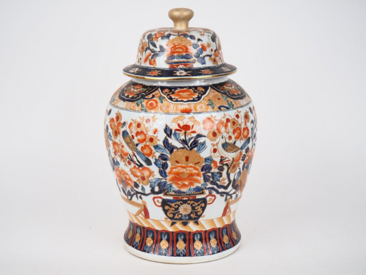 Chine moderne. Potiche couverte dans le style d'Imari, à décor d'une t