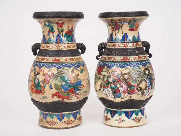Nankin, fin du XIXe siècle,  Paire de vases de forme balustre, sur pet