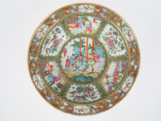 Vente aux enchères Canton, fin XIXe siècle,  Bassin en porcelaine et émaux de la famille 