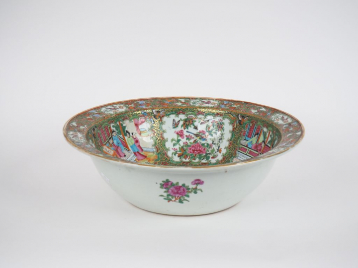 Canton, fin XIXe siècle,  Bassin en porcelaine et émaux de la famille 