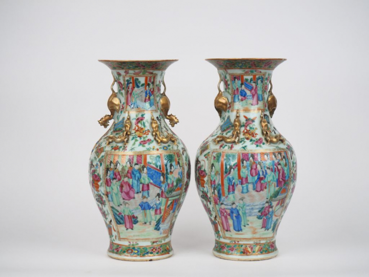 Canton, fin XIXe siècle,  Paire de vases de forme balustre en porcelai