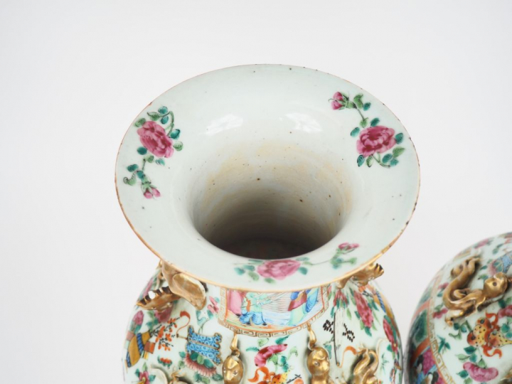 Canton, fin XIXe siècle,  Paire de vases de forme balustre en porcelai