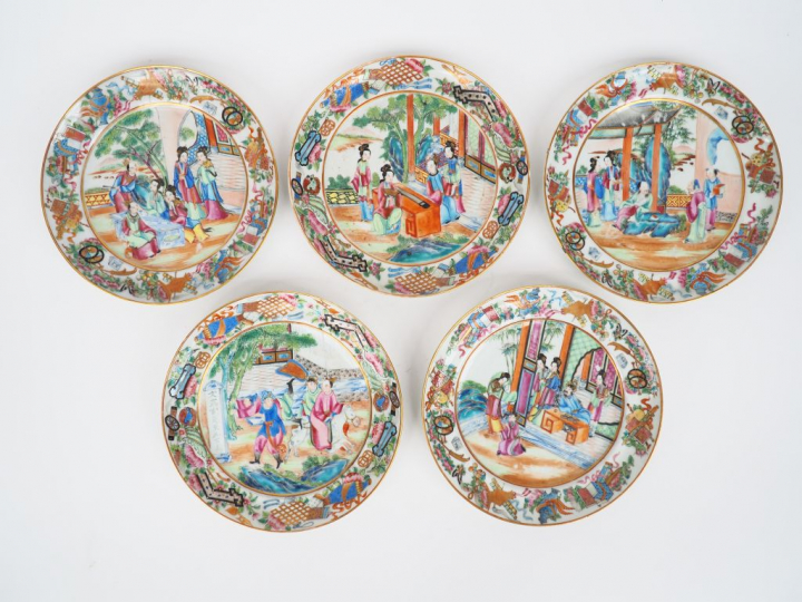 Canton fin XIXe siècle,  Lot comprenant cinq assiettes en porcelaine e