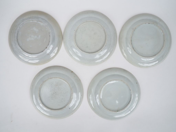 Canton fin XIXe siècle,  Lot comprenant cinq assiettes en porcelaine e