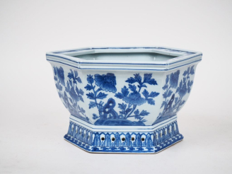 Vente aux enchères Chine XXème.  Jardinière hexagonale en porcelaine à décor floral en bl