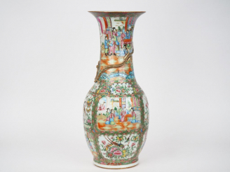 Vente aux enchères Canton fin XIXe siècle,  Grand vase balustre à long col évasé, en porc
