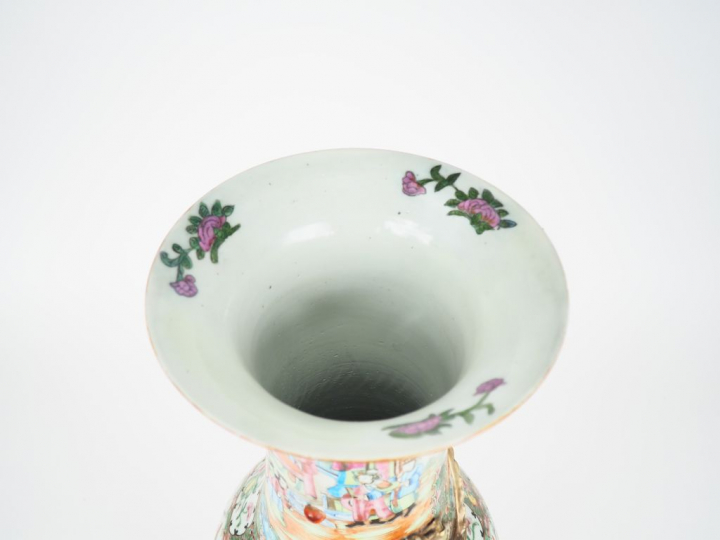 Canton fin XIXe siècle,  Grand vase balustre à long col évasé, en porc