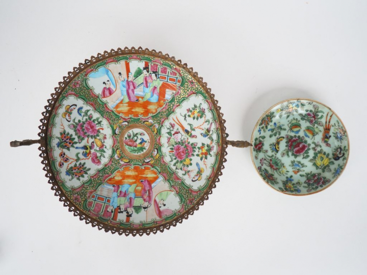Canton vers 1900.  Coupe en émaux style famille rose, décor de personn