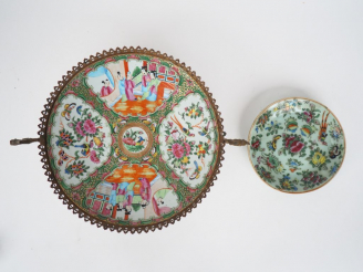 Vente aux enchères Canton vers 1900.  Coupe en émaux style famille rose, décor de personn