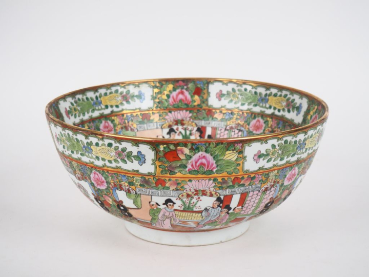 Canton,moderne Importante coupe en porcelaine de Canton à décor de per