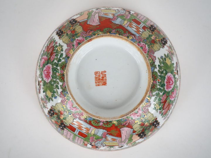 Canton,moderne Importante coupe en porcelaine de Canton à décor de per