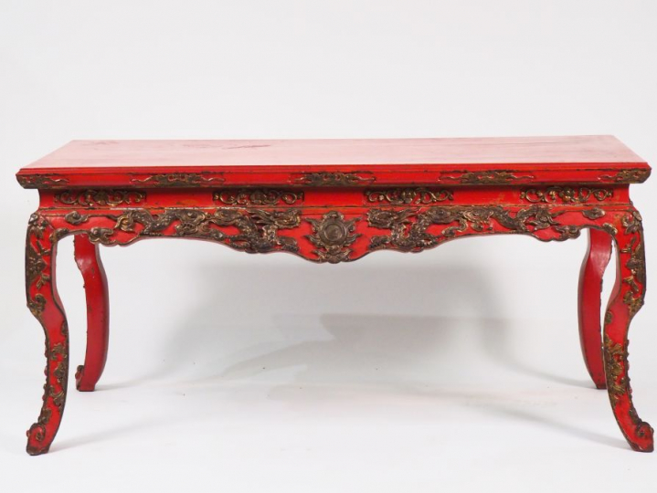Chine 1900.  Table basse laquée rouge et or.