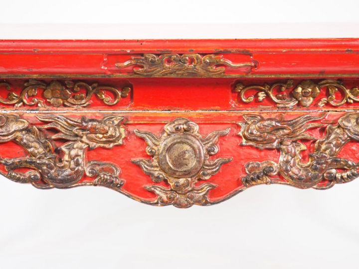 Chine 1900.  Table basse laquée rouge et or.
