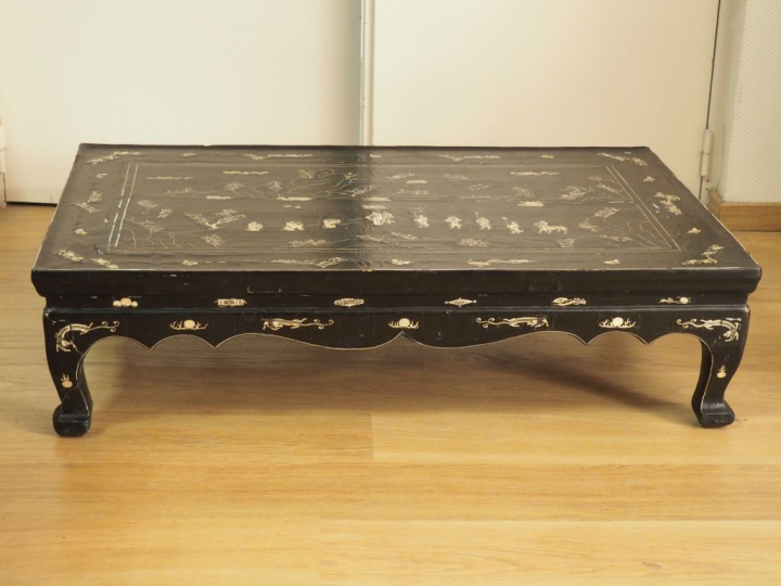 Chine, époque Kangxi (1661-1722) Table Kang en bois incrusté d’os à dé