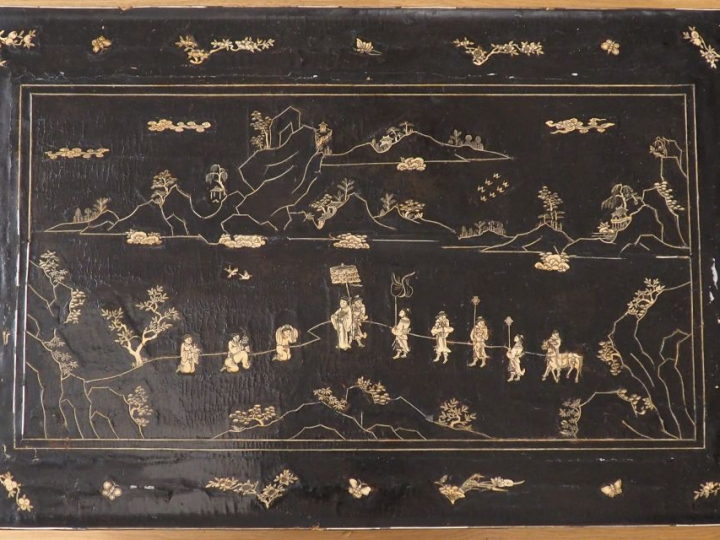 Chine, époque Kangxi (1661-1722) Table Kang en bois incrusté d’os à dé