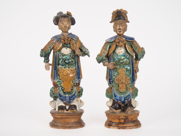 Vietnam, vers 1900.  Deux statuettes en terre cuite émaillée brun, ble