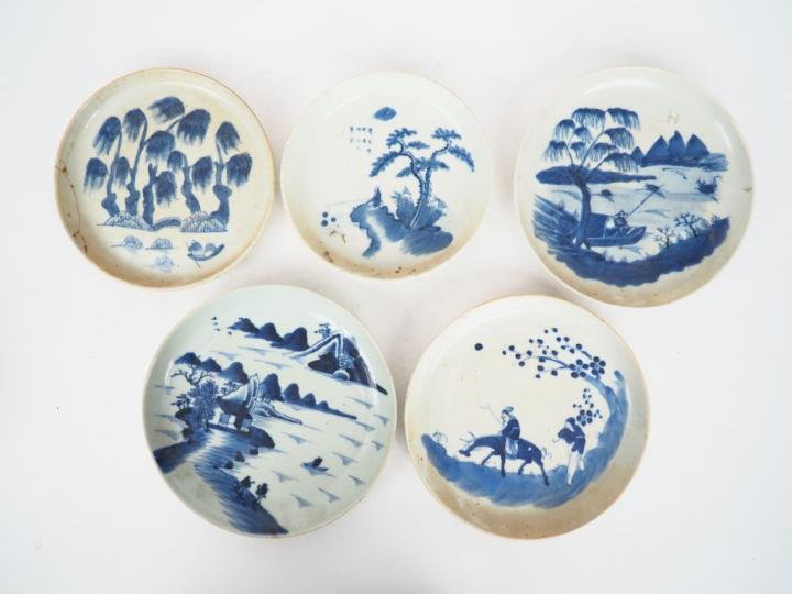 HUE, XIXème Ensemble de 8 porcelaines à décor bleu sur fond blanc à dé