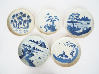 Vente aux enchères HUE, XIXème Ensemble de 8 porcelaines à décor bleu sur fond blanc à dé