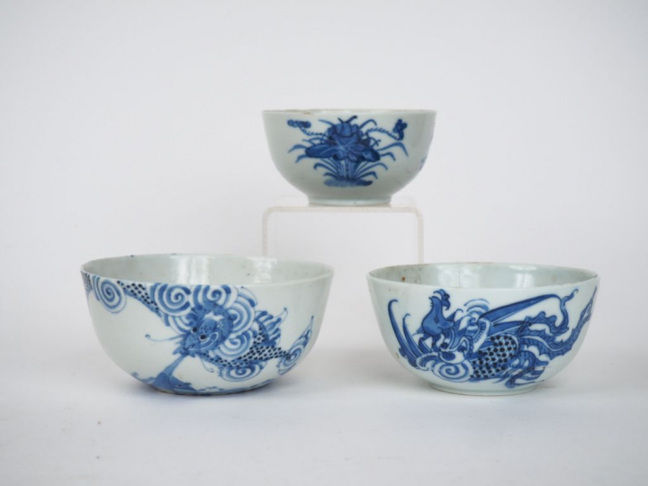 HUE, XIXème Ensemble de 8 porcelaines à décor bleu sur fond blanc à dé