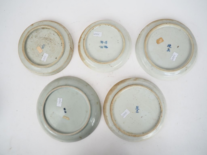 HUE, XIXème Ensemble de 8 porcelaines à décor bleu sur fond blanc à dé