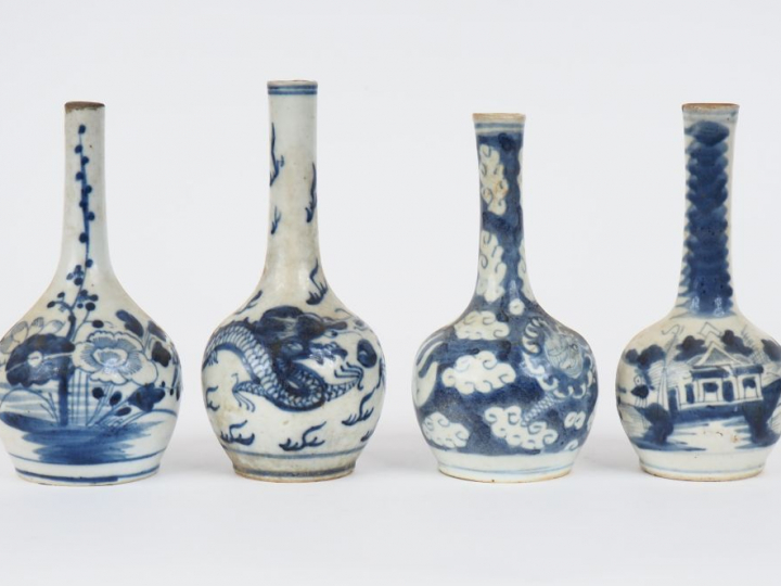 Chine pour le Vietnam, XIXe siècle  Quatre vases de forme bouteille en