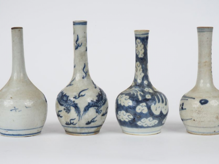 Chine pour le Vietnam, XIXe siècle  Quatre vases de forme bouteille en