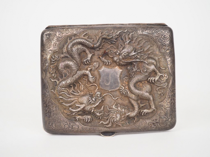 Indochine vers 1900. Etui à cigarette en argent à décor ciselé et repo